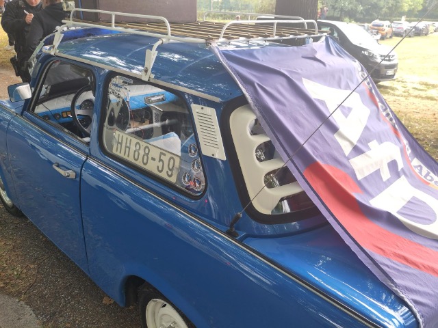 Blauer Trabant mit AfD-Fahne, hinter der Seitenscheibe ein eigens angefertigtes Schild mit der Kombination HH 88